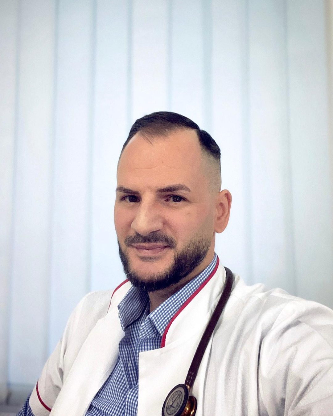 Dr. Florian-Rafael Săbiescu în timpul consultației de medicină internă la Centrul Medical Transilvania, Cluj-Napoca