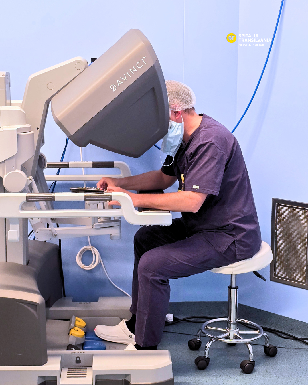 Dr. Petruț Bogdan la robotul daVinci