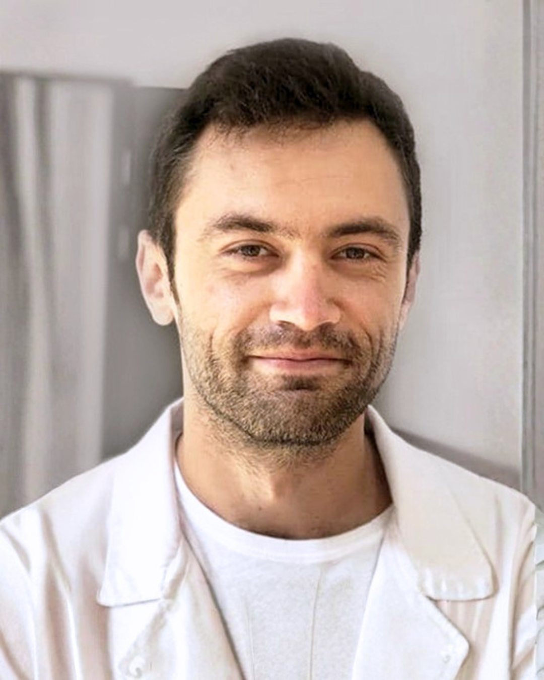 Dr. Chițac Horațiu-George, medic specialist neurochirurg la Spitalul Transilvania, specializat în chirurgia cerebrală și chirurgia coloanei vertebrale.