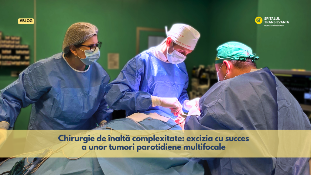 Echipa medicală în timpul intervenției chirurgicale pentru excizia tumorilor parotidiene Warthin multifocale la Spitalul Transilvania.
